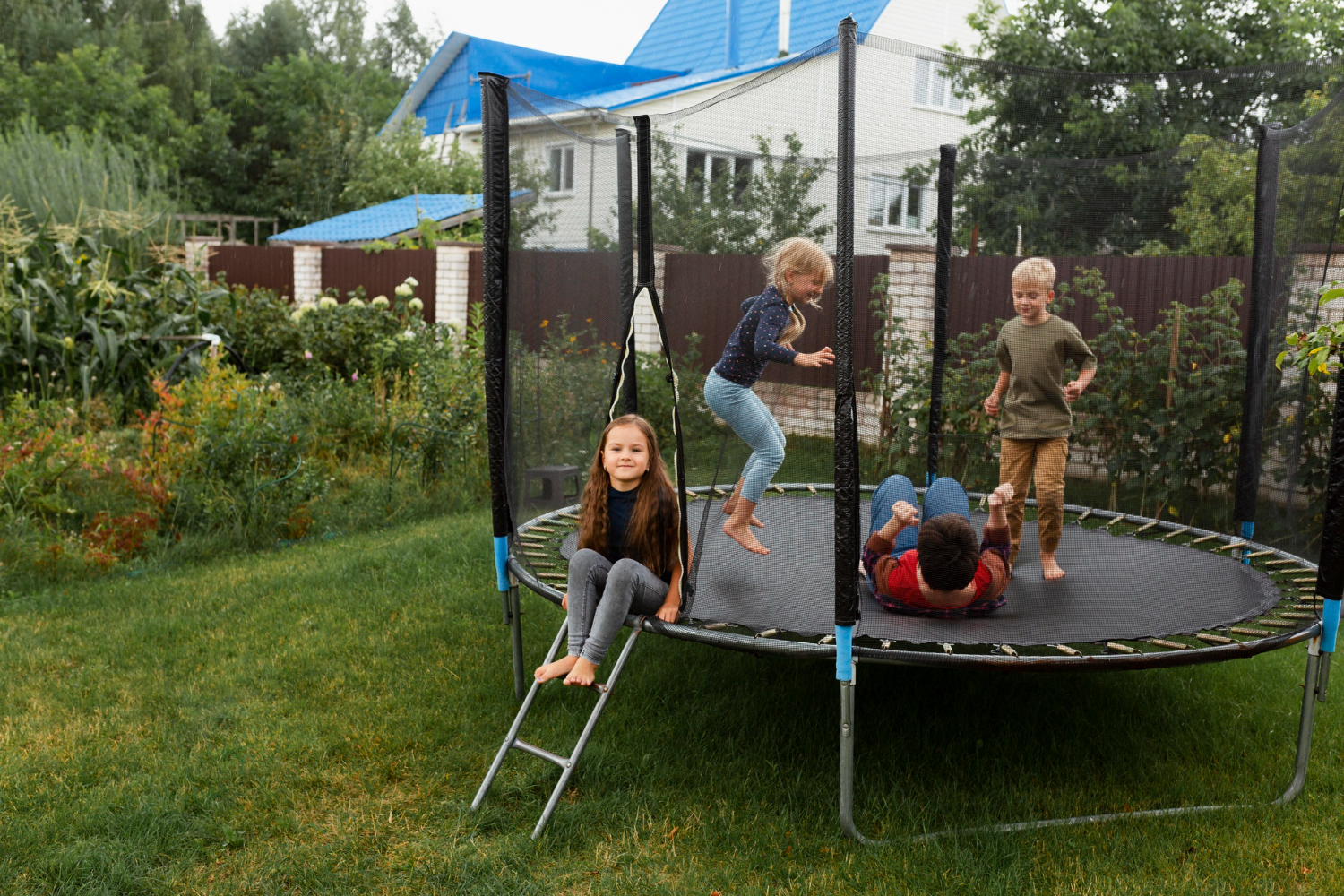 Trampoline met kinderen