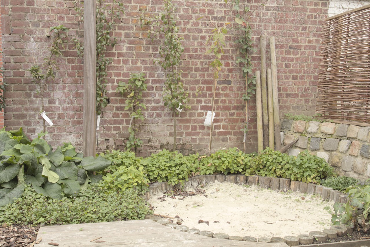 Spelaanleiding in een kleine stadstuin te Leuven - atelier b2