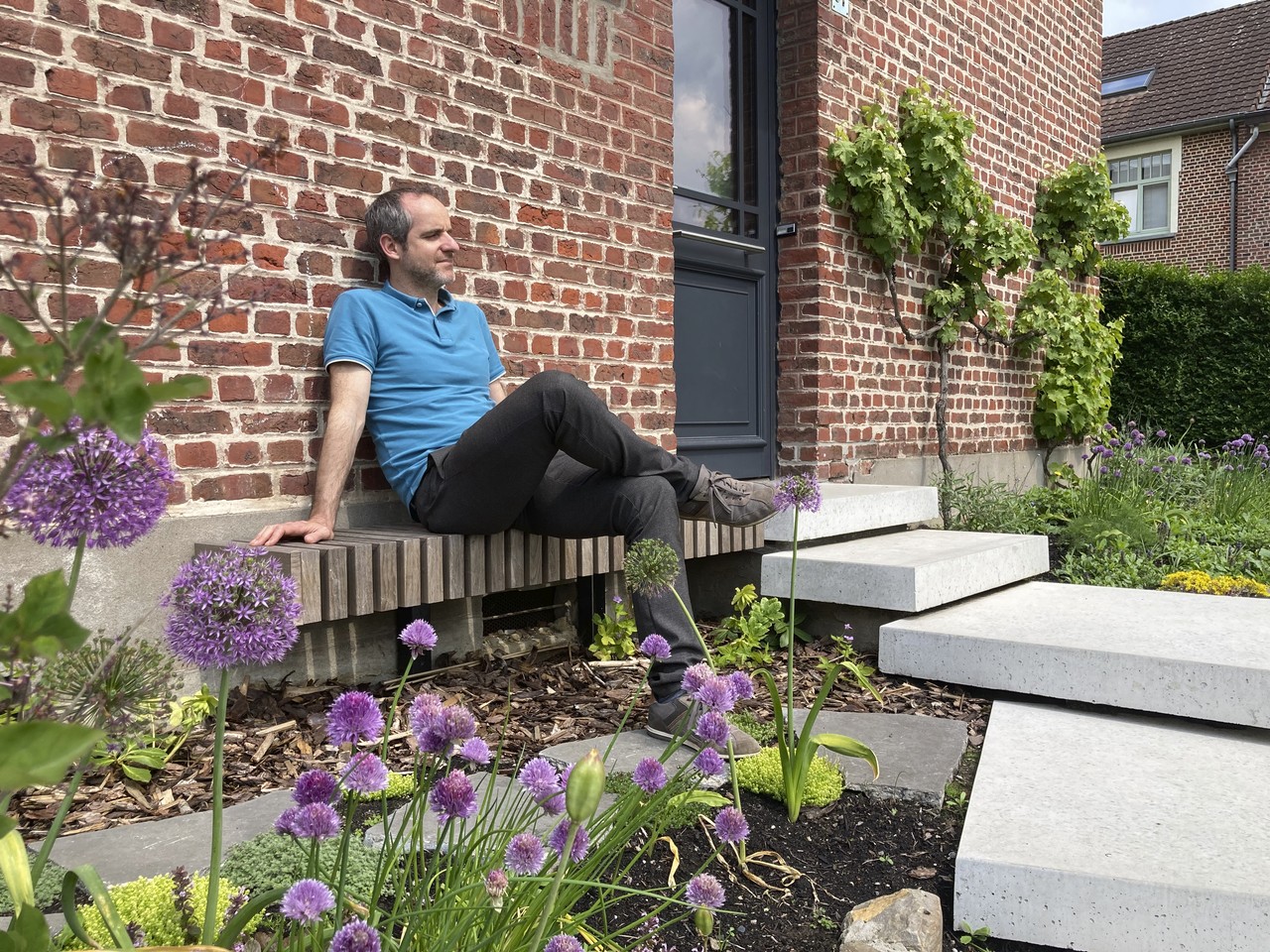 Gezellig genieten vanop je zitbank aan de voordeur in je groene stadstuin - agelier b2